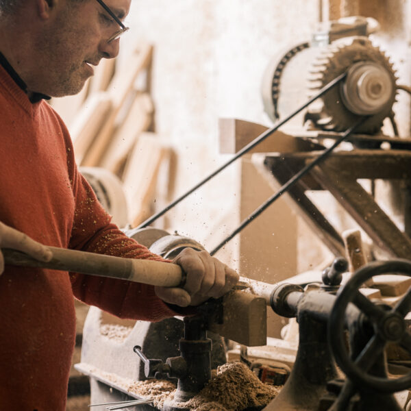 L’Art du Tournage sur Bois chez Casmau : Une Tradition Vivante